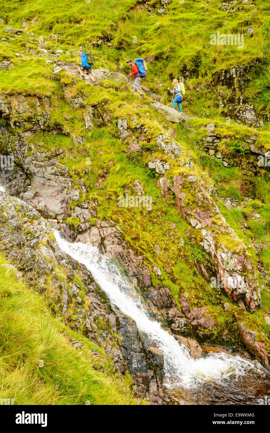 Walkers accanto a sollevare Beck sul modo di Helvellyn nel distretto del Lago Foto Stock