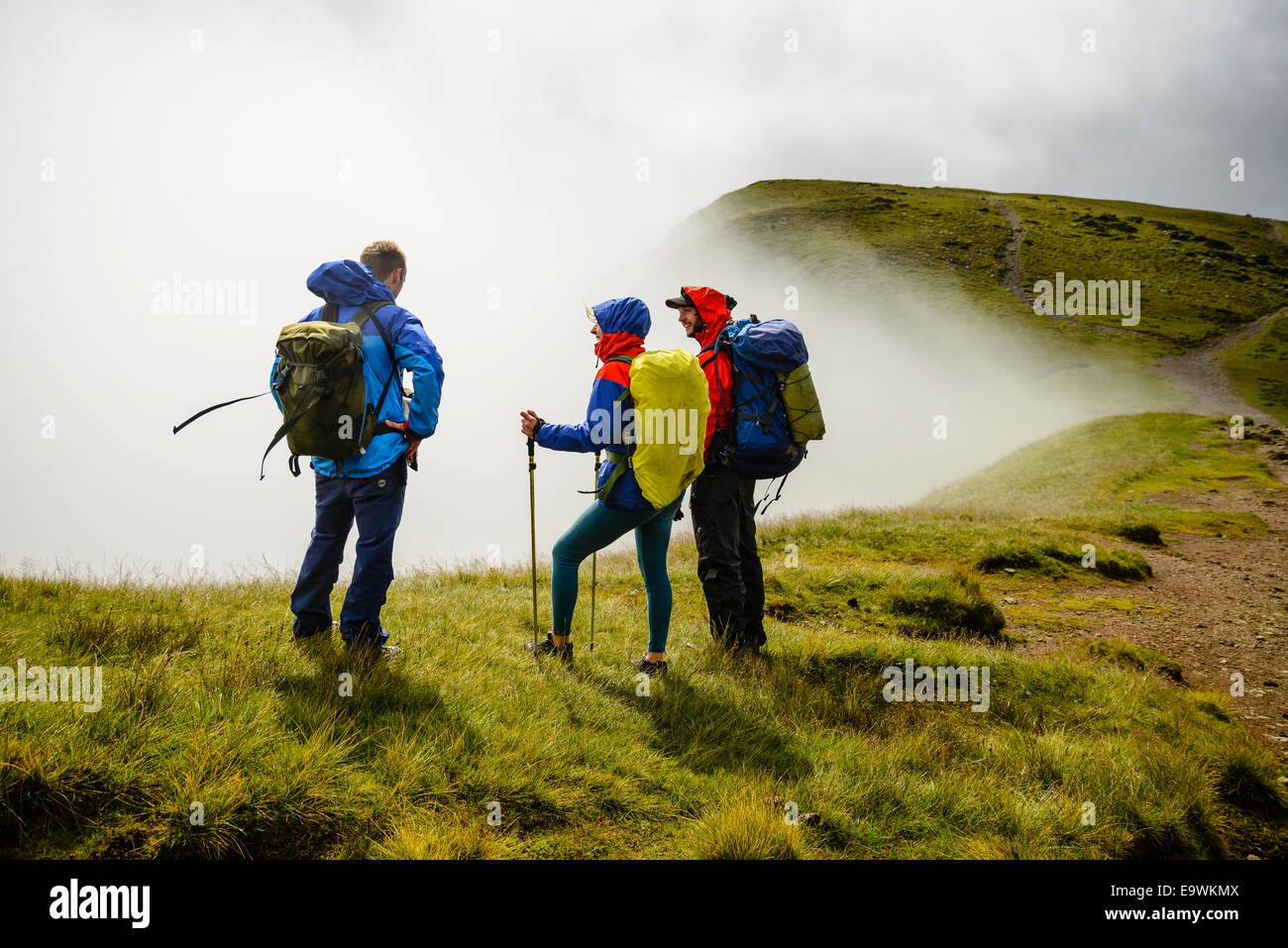 Gli scuotipaglia e il cloud tra Helvellyn e Nethermost Pike nel distretto del Lago Foto Stock