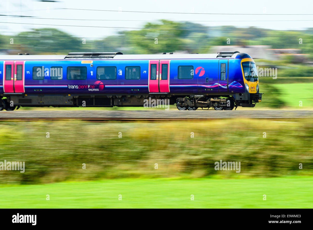 Primo TransPennine Express treno sulla linea principale della costa occidentale vicino a Garstang Lancashire Foto Stock