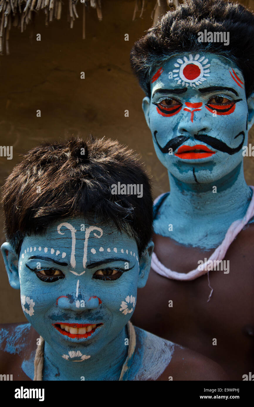 Due persone facce dipinte celebrando Gajan festival, Calcutta, West Bengal, India Foto Stock