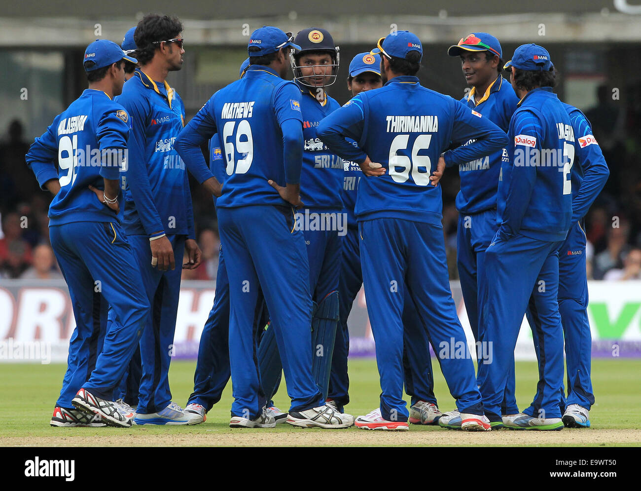 Cricket - Sri Lanka giocatori festeggiare prendendo un paletto in Inghilterra in una giornata di incontro internazionale al Signore nel 2014. Foto Stock