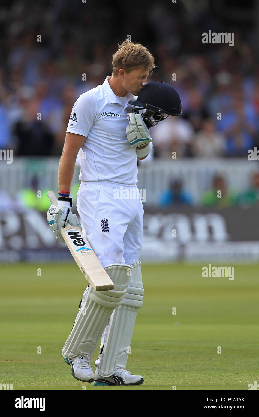 Cricket. Joe radice di Inghilterra bacia il suo casco in festa dopo aver segnato un doppio secolo contro lo Sri Lanka al Signore nel 2014 Foto Stock