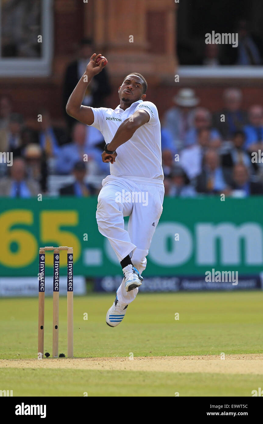 Cricket - Chris Jordan di Inghilterra bocce contro l'India durante la Investec secondo Test match al Signore nel 2014 Foto Stock