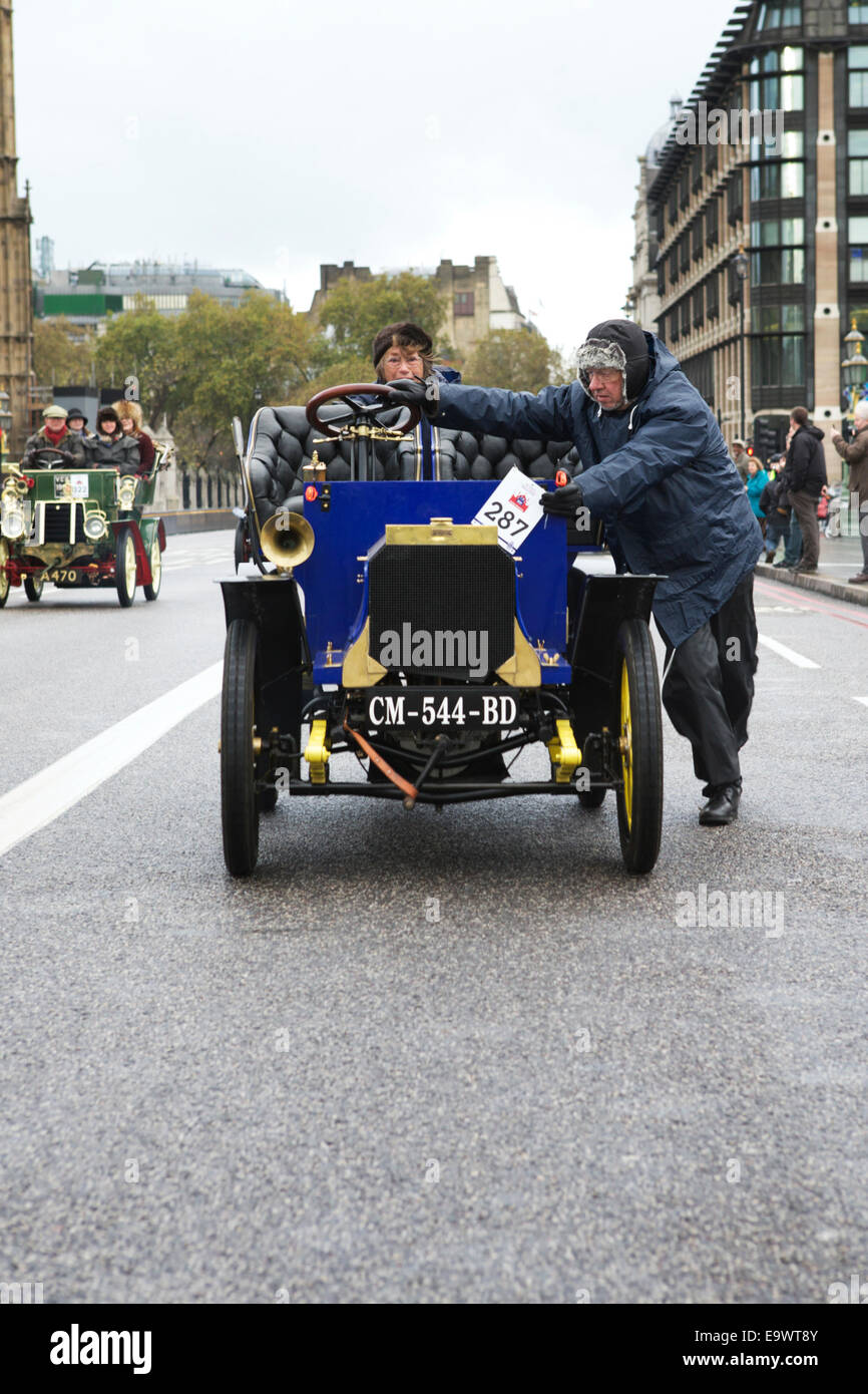 Londra a Brighton Veteran car run: auto cross Westminster Bridge, Londra, Regno Unito. Auto d'epoca. Foto Stock