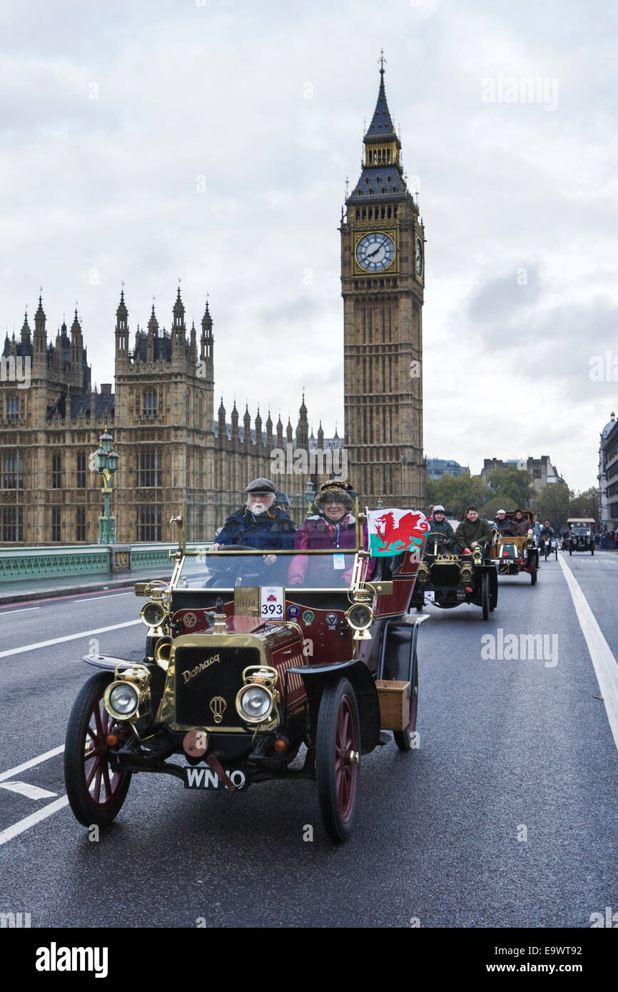 Londra a Brighton Veteran car run: auto cross Westminster Bridge, London, Regno Unito (con il Big Ben + Case del Parlamento). Foto Stock