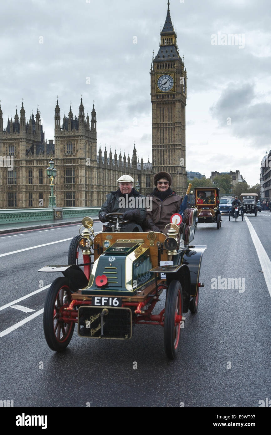 Londra a Brighton Veteran car run: auto cross Westminster Bridge, Londra, Regno Unito. (Con il Big Ben + Case del Parlamento). Foto Stock