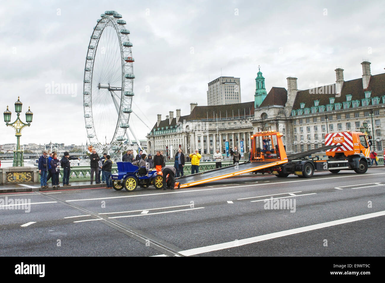 Carrello RAC assiste ripartizione delle auto d'epoca sul Westminster Bridge, durante la Londra a Brighton Veteran Car Run, London, Regno Unito Foto Stock