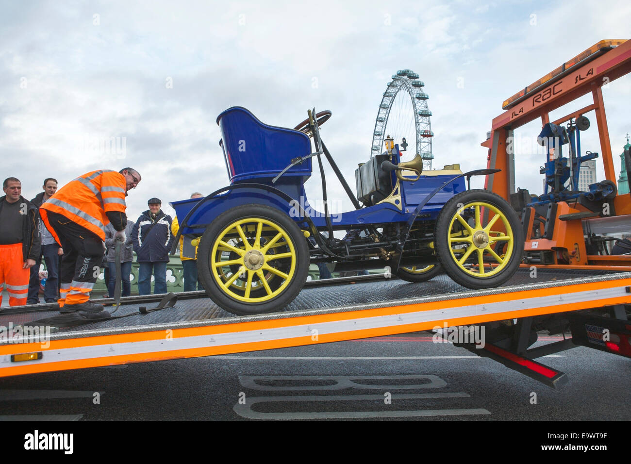 Carrello RAC assiste ripartizione delle auto d'epoca sul Westminster Bridge, durante la Londra a Brighton Veteran Car Run, London, Regno Unito Foto Stock