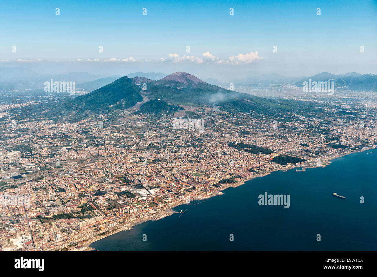 Una vista aerea del vulcano del Vesuvio che sovrasta i sobborghi di Napoli, Campania, Italia meridionale Foto Stock