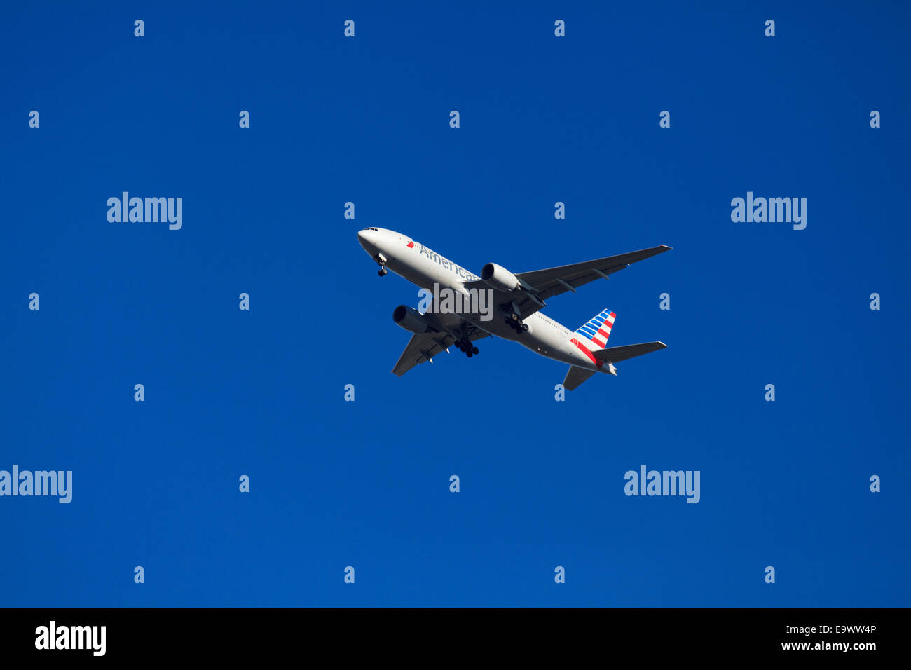 American Airlines Boeing 777-223(ER) da sotto contro il cielo blu con il carro verso il basso Foto Stock