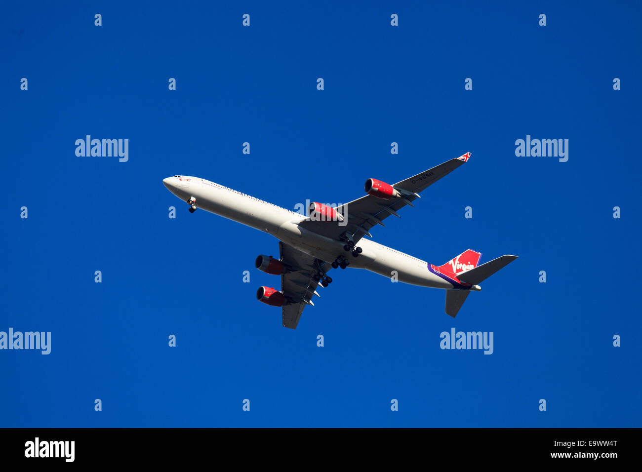 Virgin Atlantic Airbus A340-642 da sotto contro il cielo blu con il carro verso il basso Foto Stock