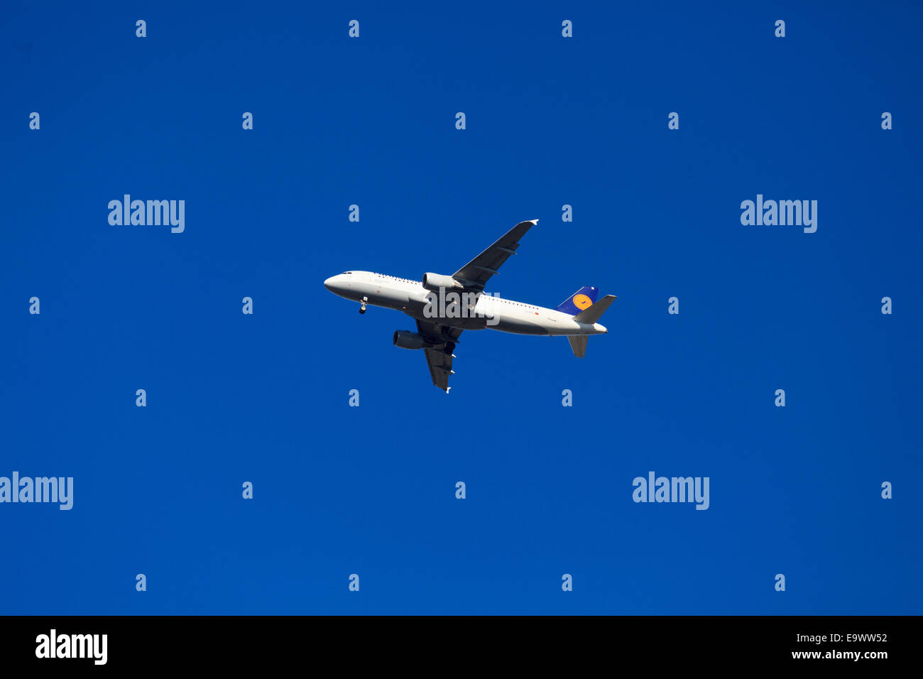Lufthansa Airbus A320-214 da sotto contro il cielo blu con il carro verso il basso Foto Stock