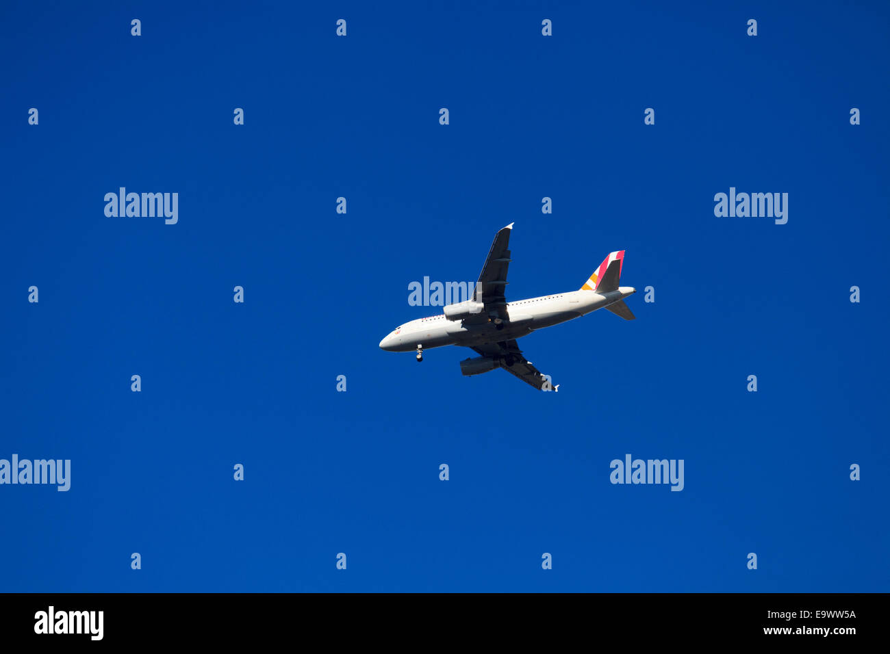 Germanwings Airbus A319-132 da sotto contro il cielo blu con il carro verso il basso Foto Stock