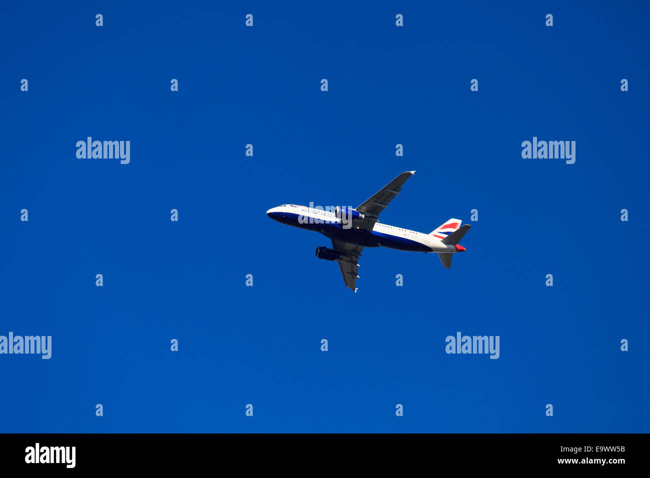 British Airways Airbus A320-232 da sotto contro il cielo blu con il carro verso il basso Foto Stock