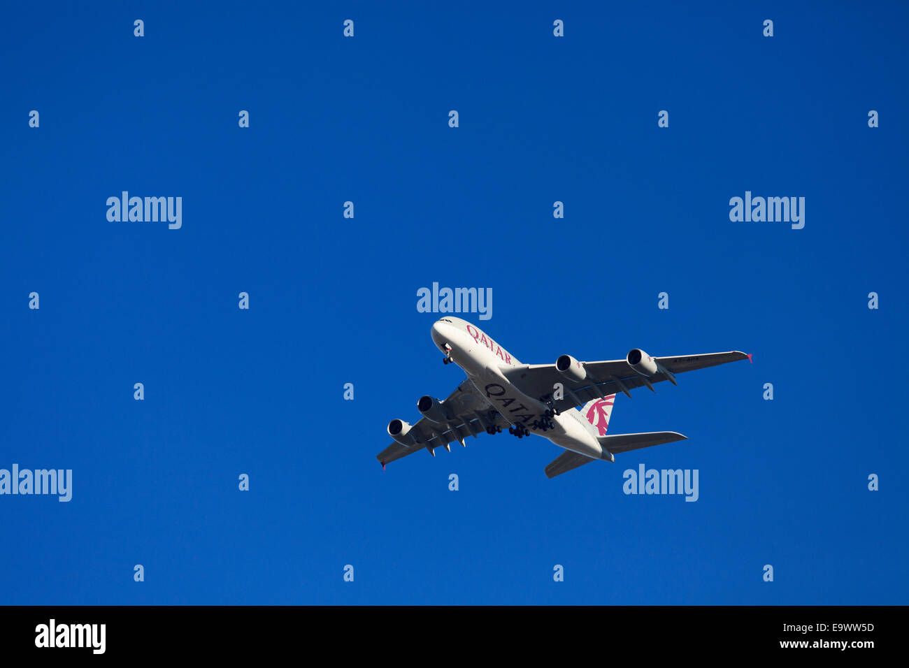 Qatar Airways Airbus A380-861 da sotto contro il cielo blu con il carro verso il basso Foto Stock