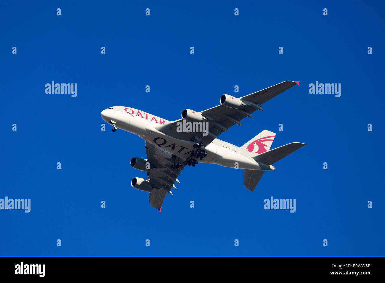 Qatar Airways Airbus A380-861 da sotto contro il cielo blu con il carro verso il basso Foto Stock