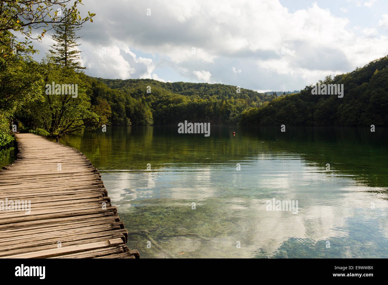 Passerelle in legno su un lago nel Parco Nazionale dei Laghi di Plitvice, Croazia Foto Stock