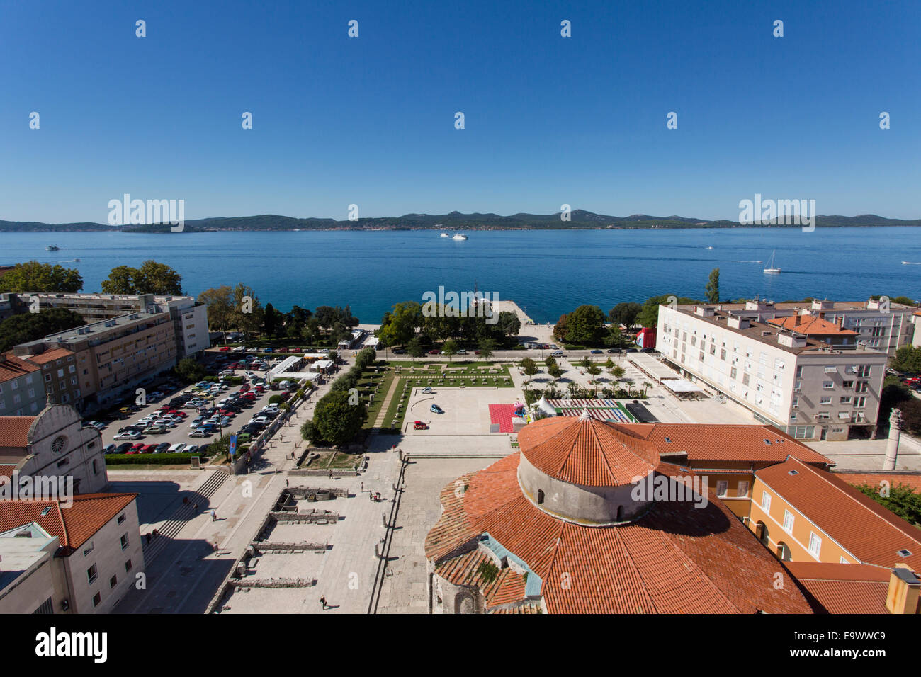 Vista dalla cima del Campanile della Cattedrale di Santa Anastasia in Città Vecchia Zadar e sul porto di Jazine, Croazia. Foto Stock