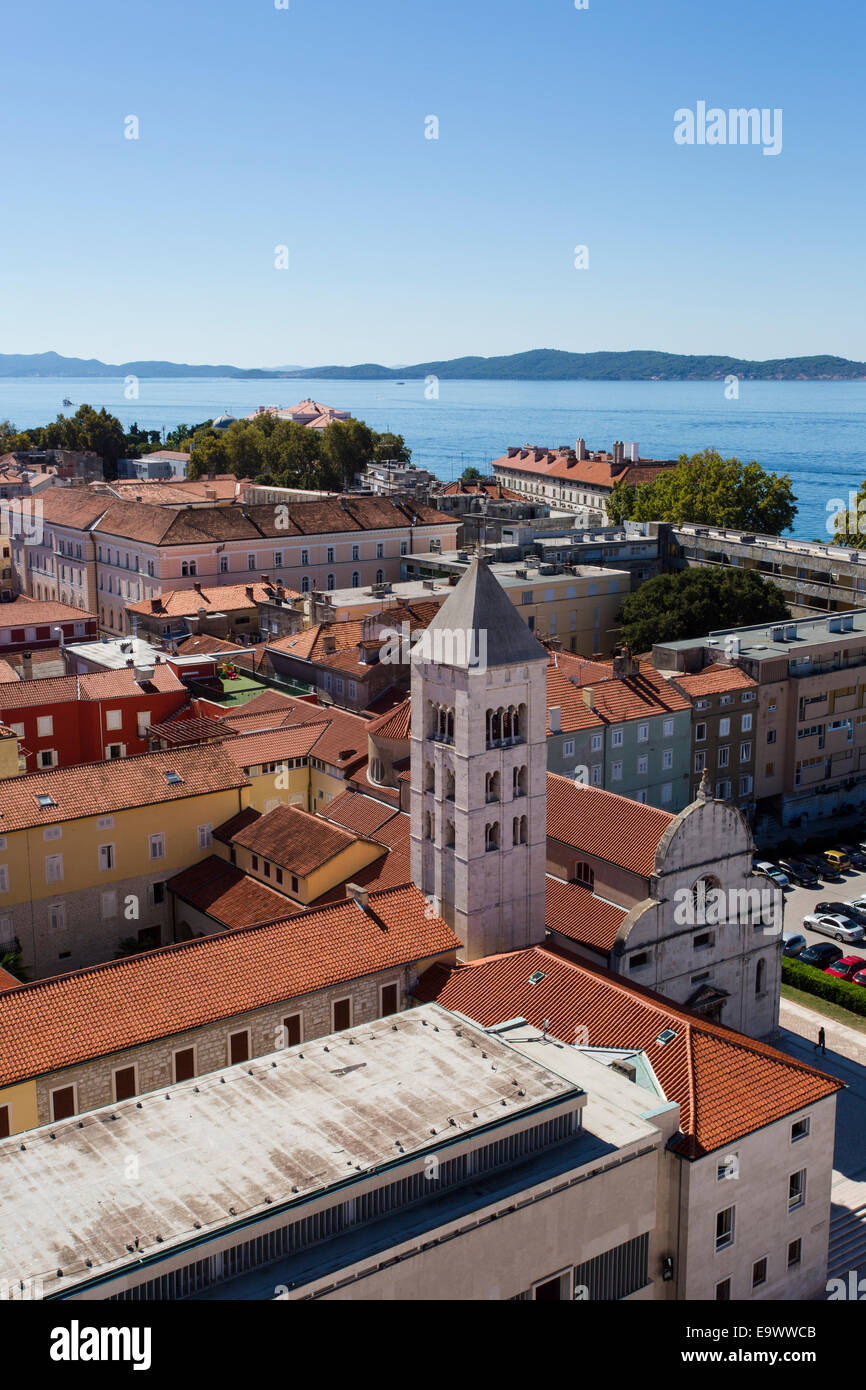Vista dalla cima del Campanile della Cattedrale di Santa Anastasia in Città Vecchia Zadar e sul porto di Jazine, Croazia. Foto Stock