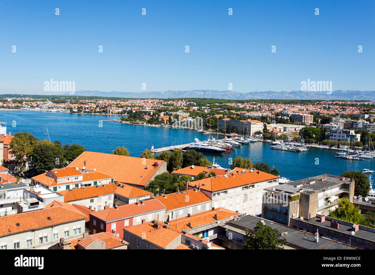 Vista dalla cima del Campanile della Cattedrale di Santa Anastasia in Città Vecchia Zadar e sul porto di Jazine, Croazia. Foto Stock