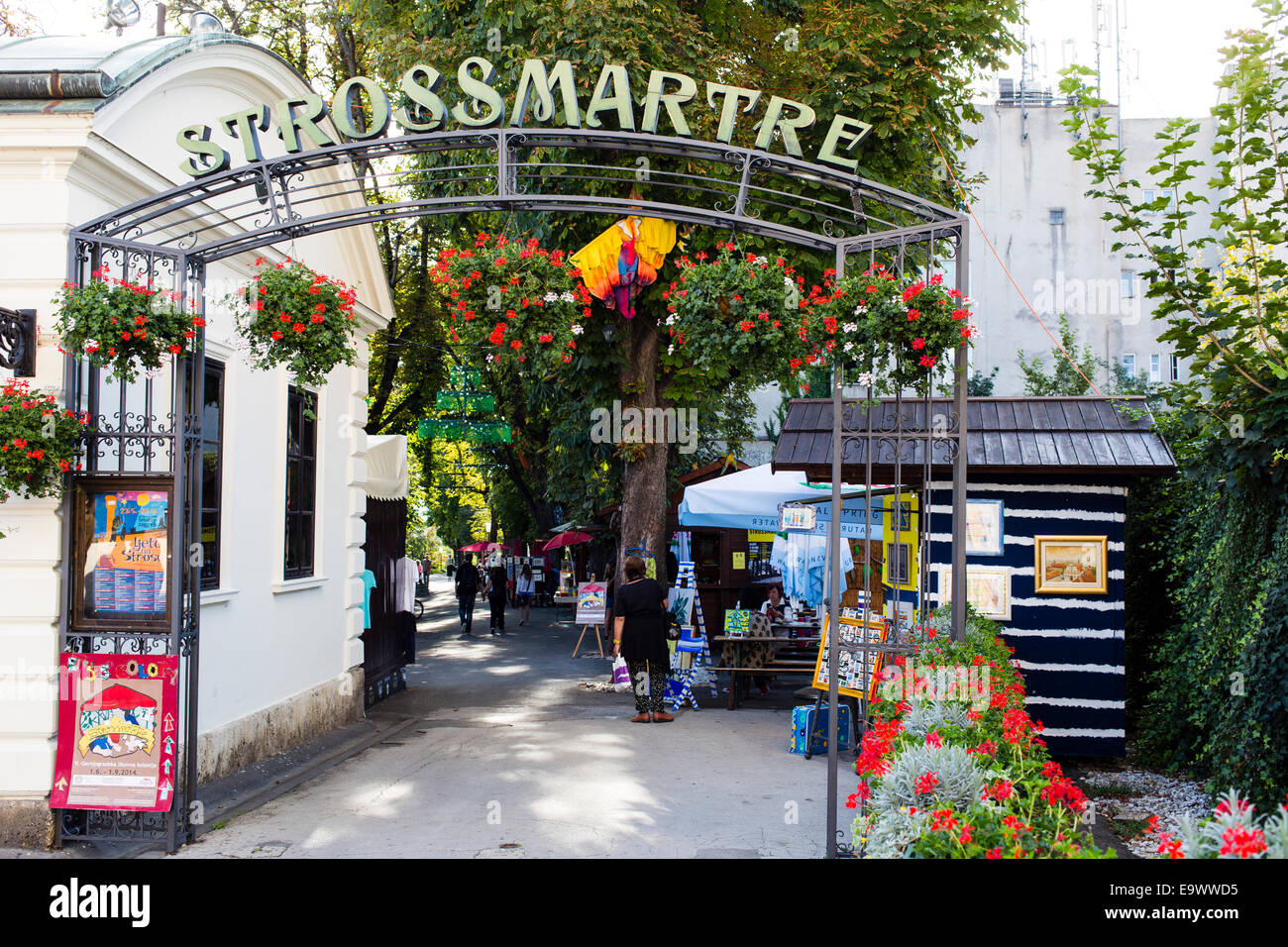 Gli artisti locali vendono il loro lavoro al mercato Strossmartre su Strossmayerovo Setaliste, Zagabria, Croazia. Foto Stock