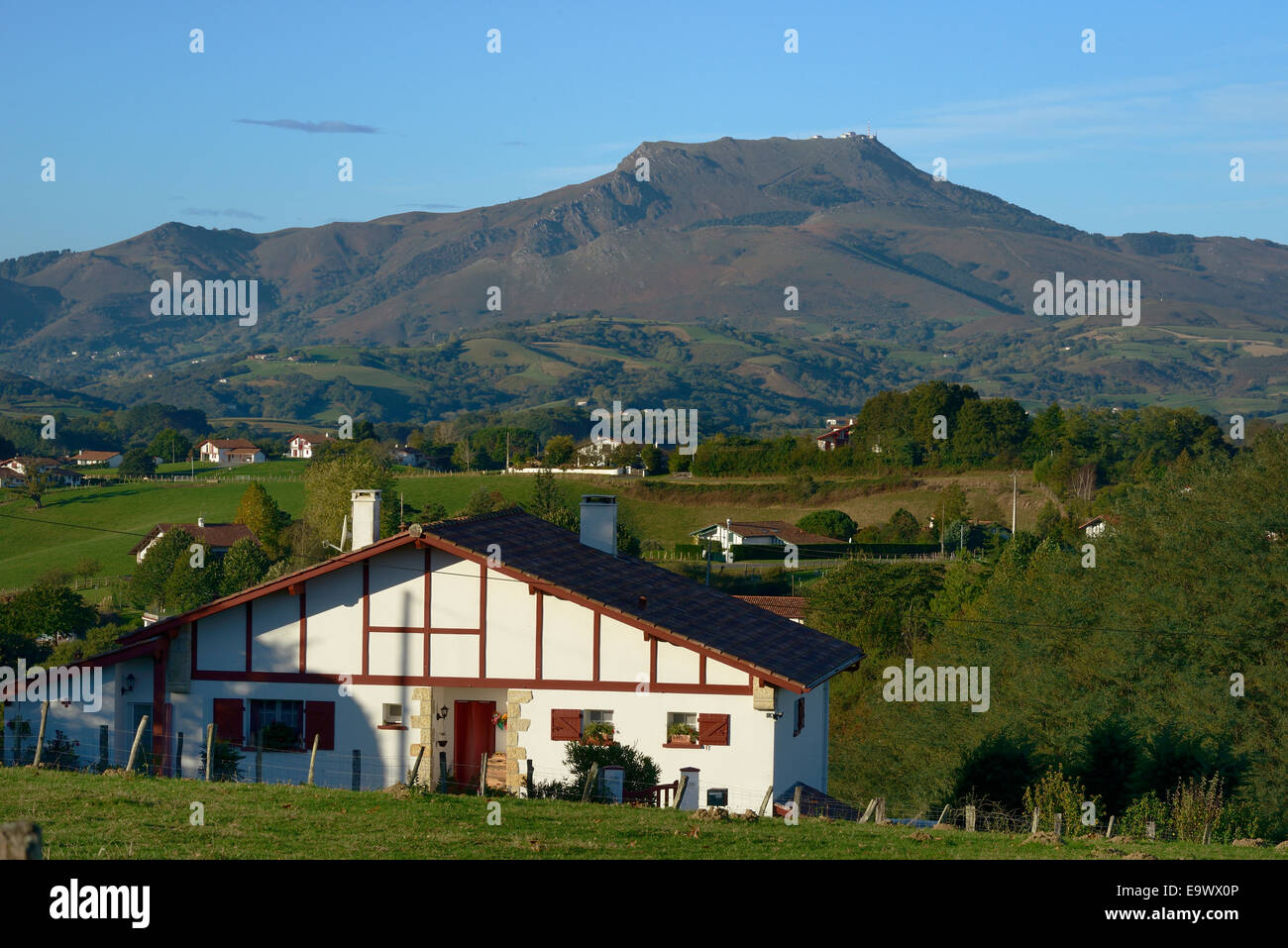 Francia, Pays Basque, dei Pirenei atlantici, Labord, tradizionale e Azienda Agricola Monte Rhune in background Foto Stock