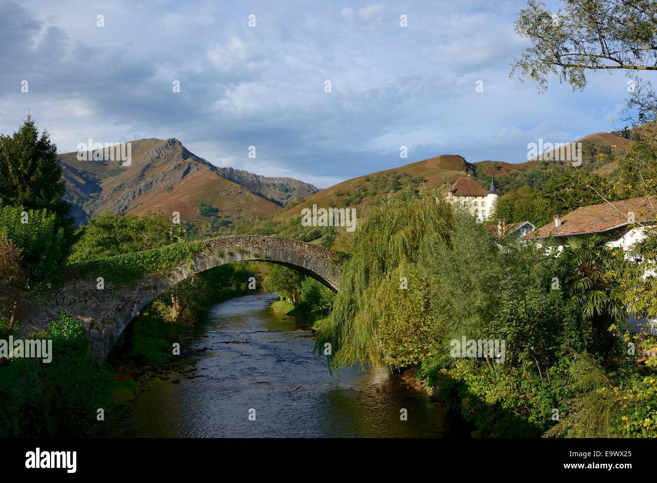 Francia, dei Pirenei atlantici, Basse Navarra, Saint-Etienne-de-Baigorry, il suo ponte romano sul fiume Nive Aldudes Foto Stock