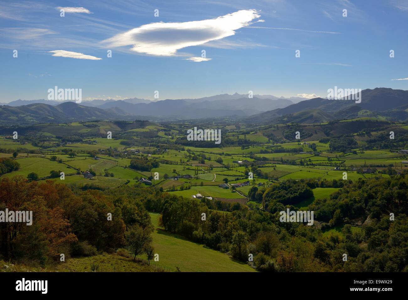 Francia, dei Pirenei atlantici, il verde paesaggio della regione Soule, le montagne dei Pirenei in background Foto Stock