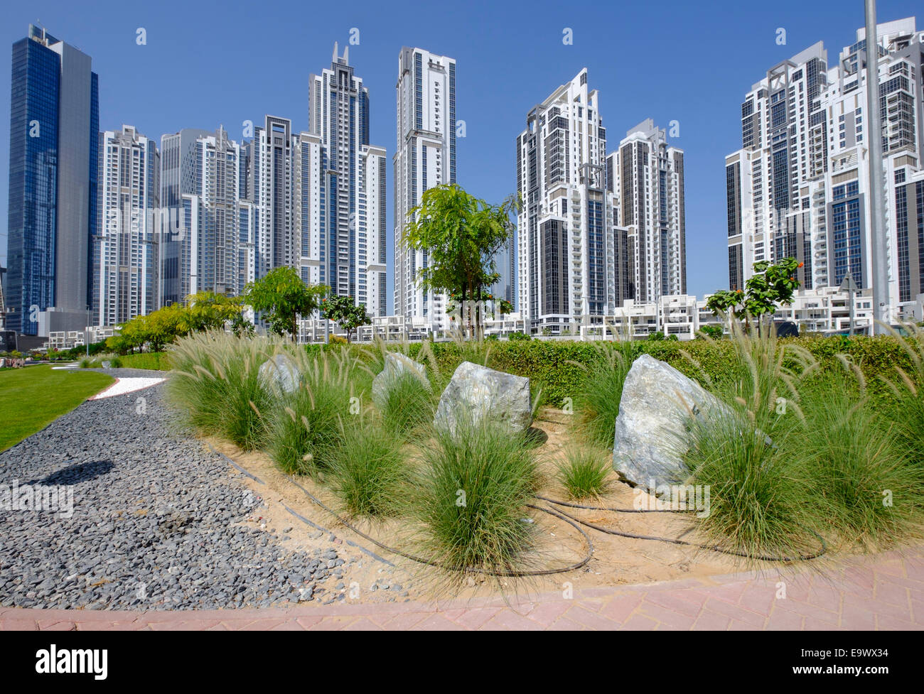 Moderno paesaggio nel parco adiacente appartamento torri a Bay Avenue lo sviluppo di Business Bay Dubai Emirati Arabi Uniti Foto Stock