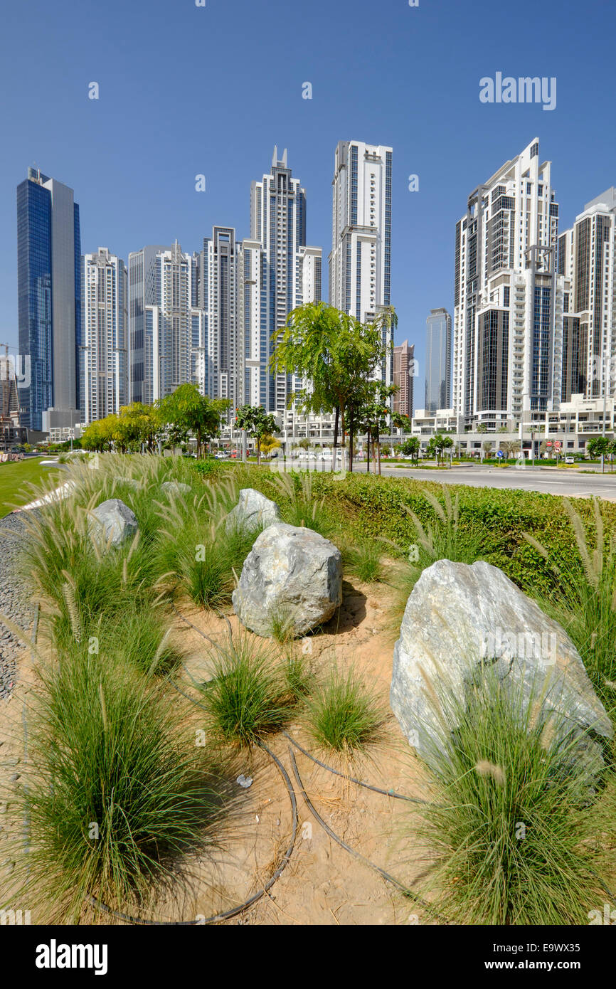 Moderno paesaggio nel parco adiacente appartamento torri a Bay Avenue lo sviluppo di Business Bay Dubai Emirati Arabi Uniti Foto Stock