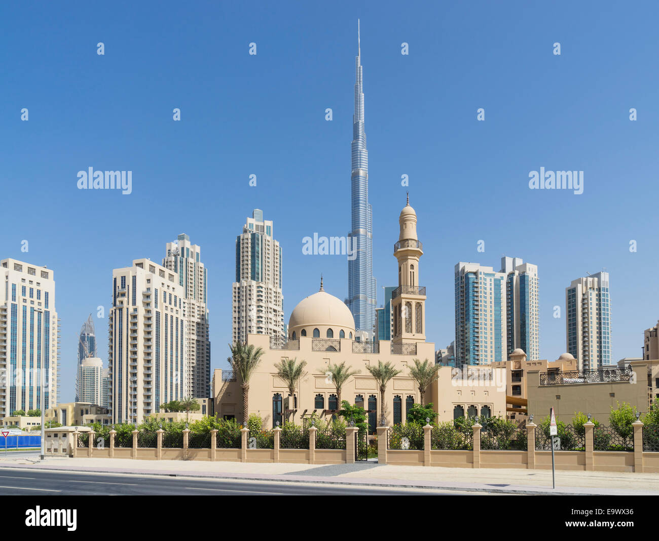 Nuova moschea e la vista di Burj Khalifa nel centro cittadino di Dubai Emirati Arabi Uniti Foto Stock