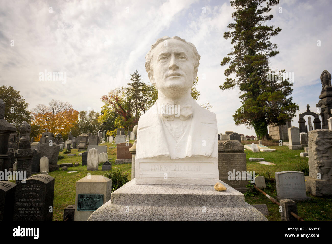 Il riposo finale spot del famoso artista della fuga e mago Harry Houdini è visto in Macpela cimitero nel Queens a New York Foto Stock