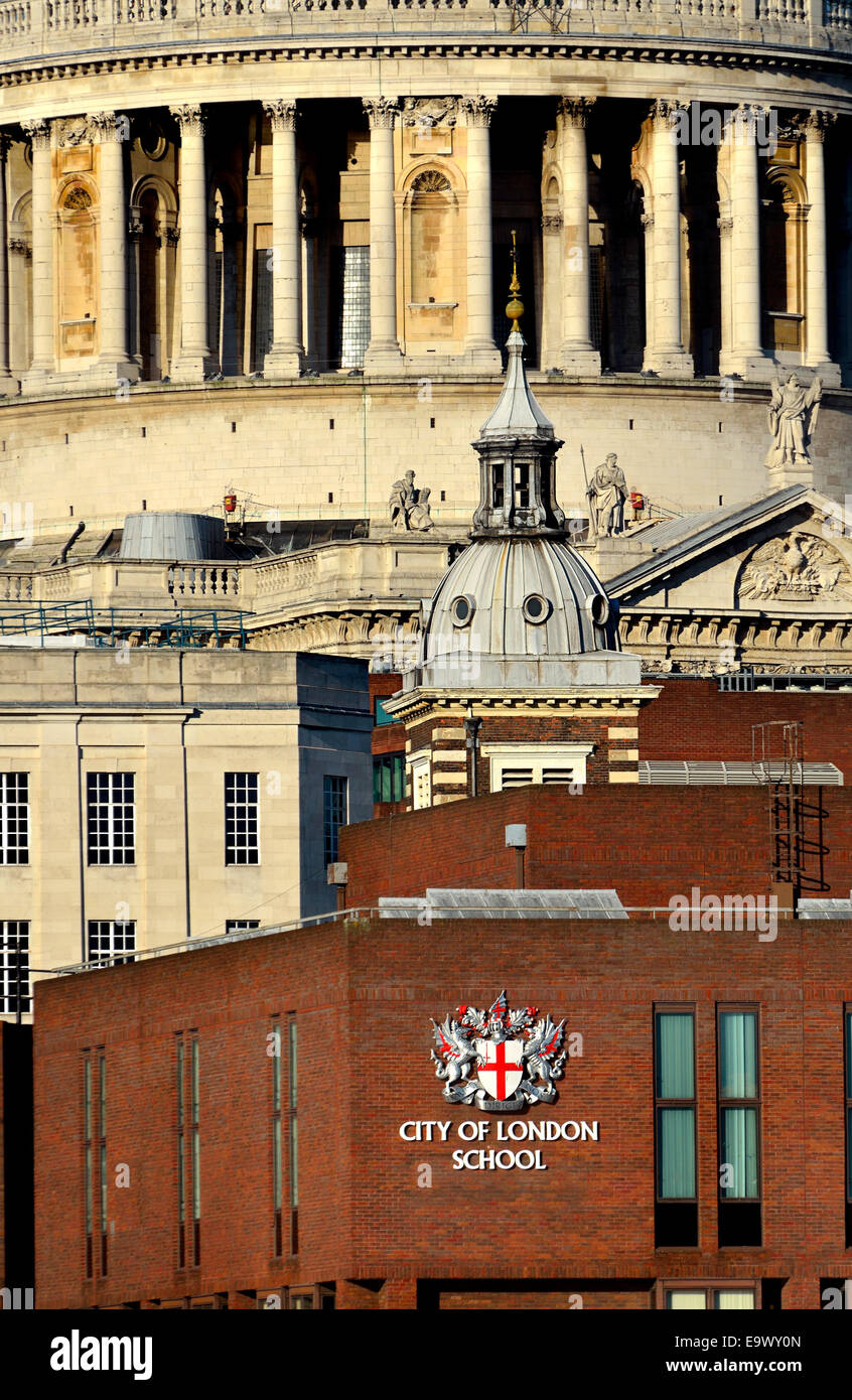 Londra, Inghilterra, Regno Unito. La Cattedrale di St Paul e dietro la City of London School Foto Stock