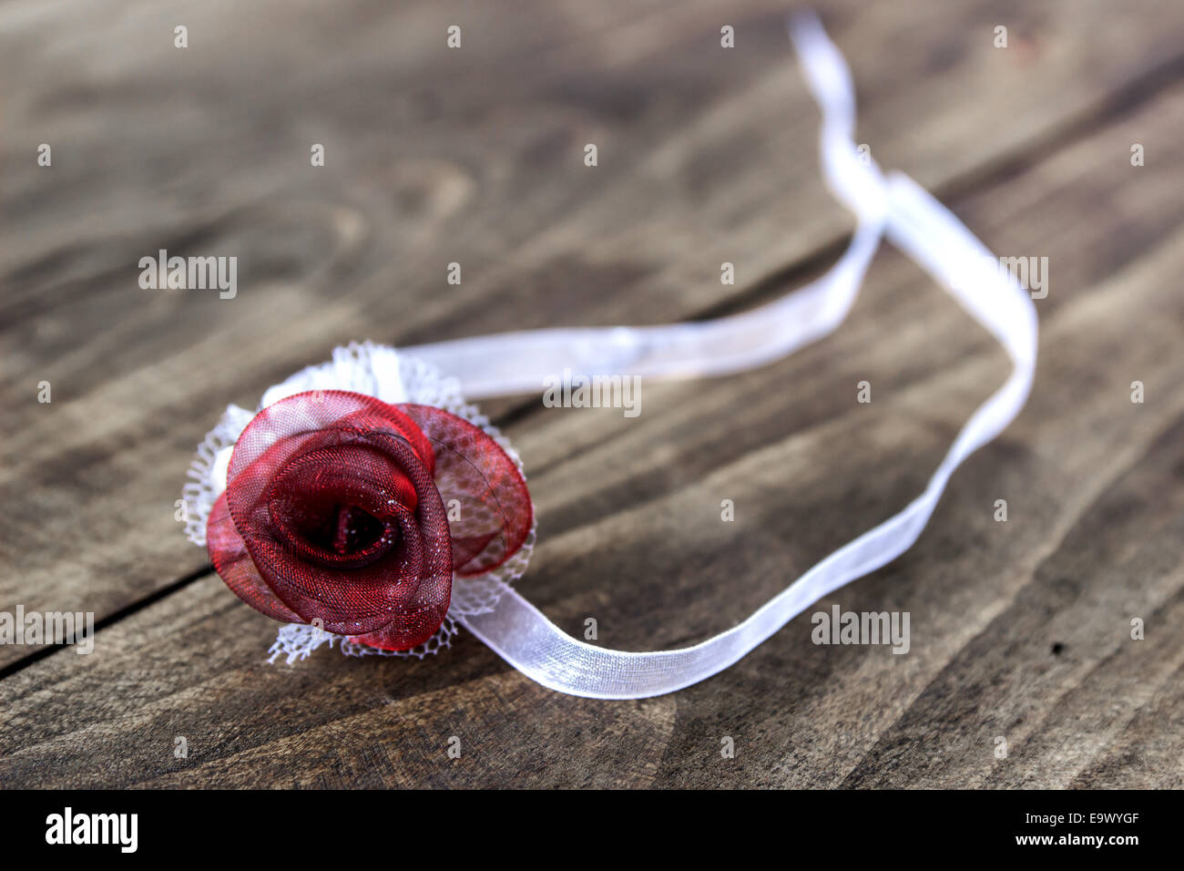 Rosso fiore di nozze su tavola, close up Foto Stock