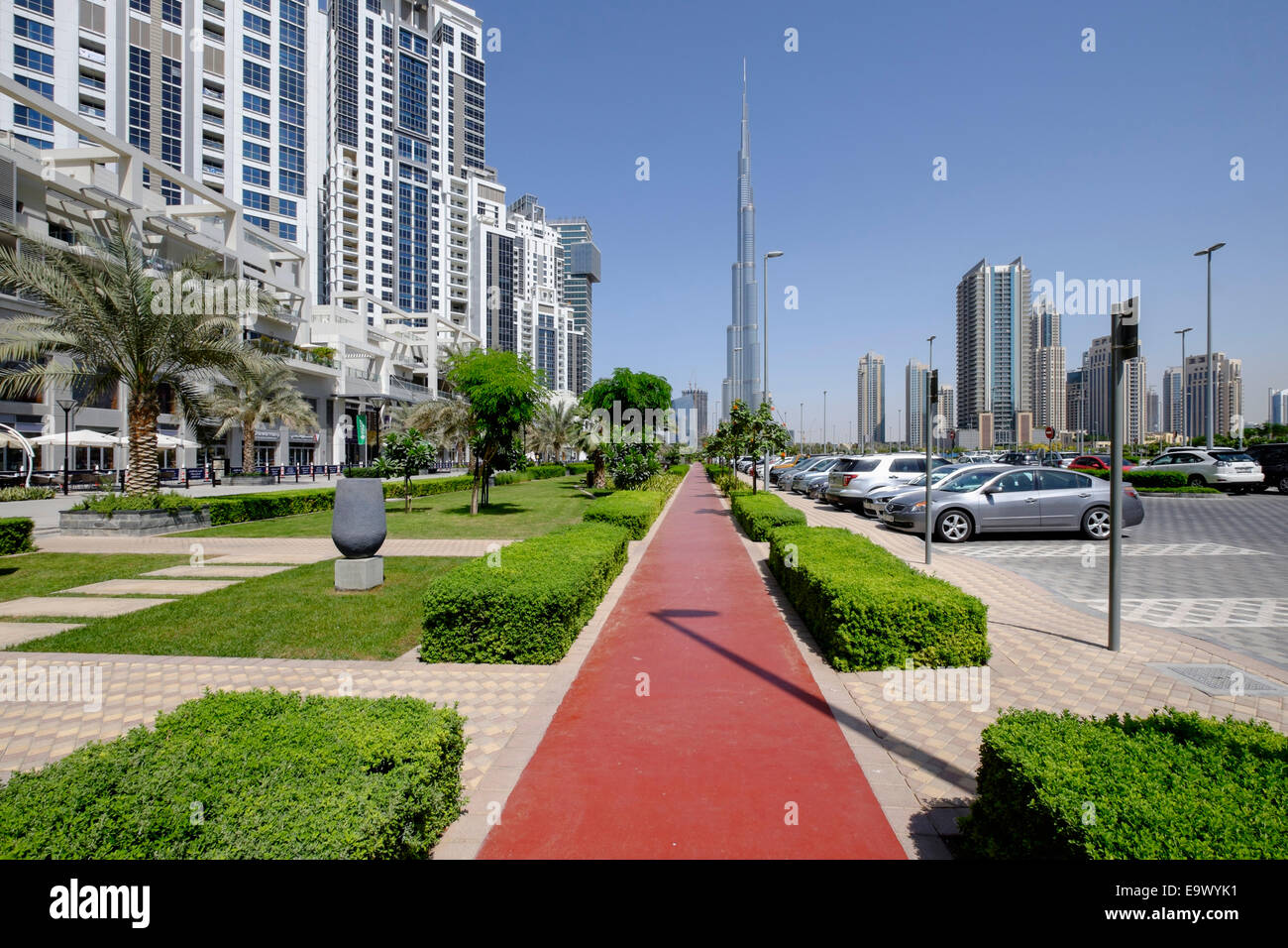 Parco e via di corsa a Bay Avenue immobili residenziali di sviluppo e Burj Khalifa in Business Bay quartiere di Dubai Regno Foto Stock