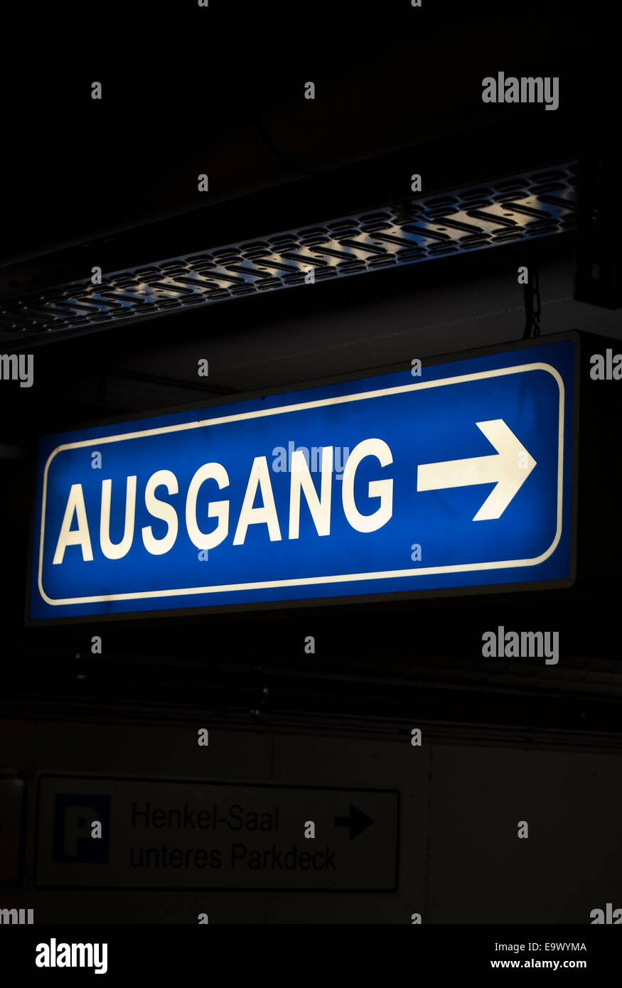 Lingua tedesca uscita segno, ausgang, in un parcheggio sotterraneo, Dusseldorf, Germania Foto Stock