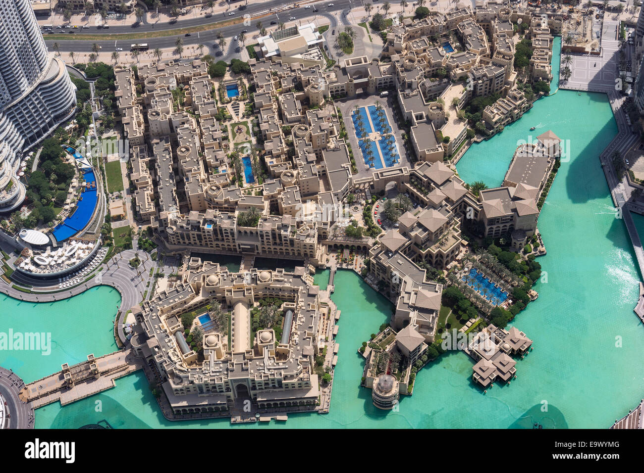 Guardando verso il basso sulla scatola di lusso e retail edifici al Souk al Bahar accanto al lago a Burj Khalifa nel centro cittadino di Dubai Arabi Uniti Foto Stock