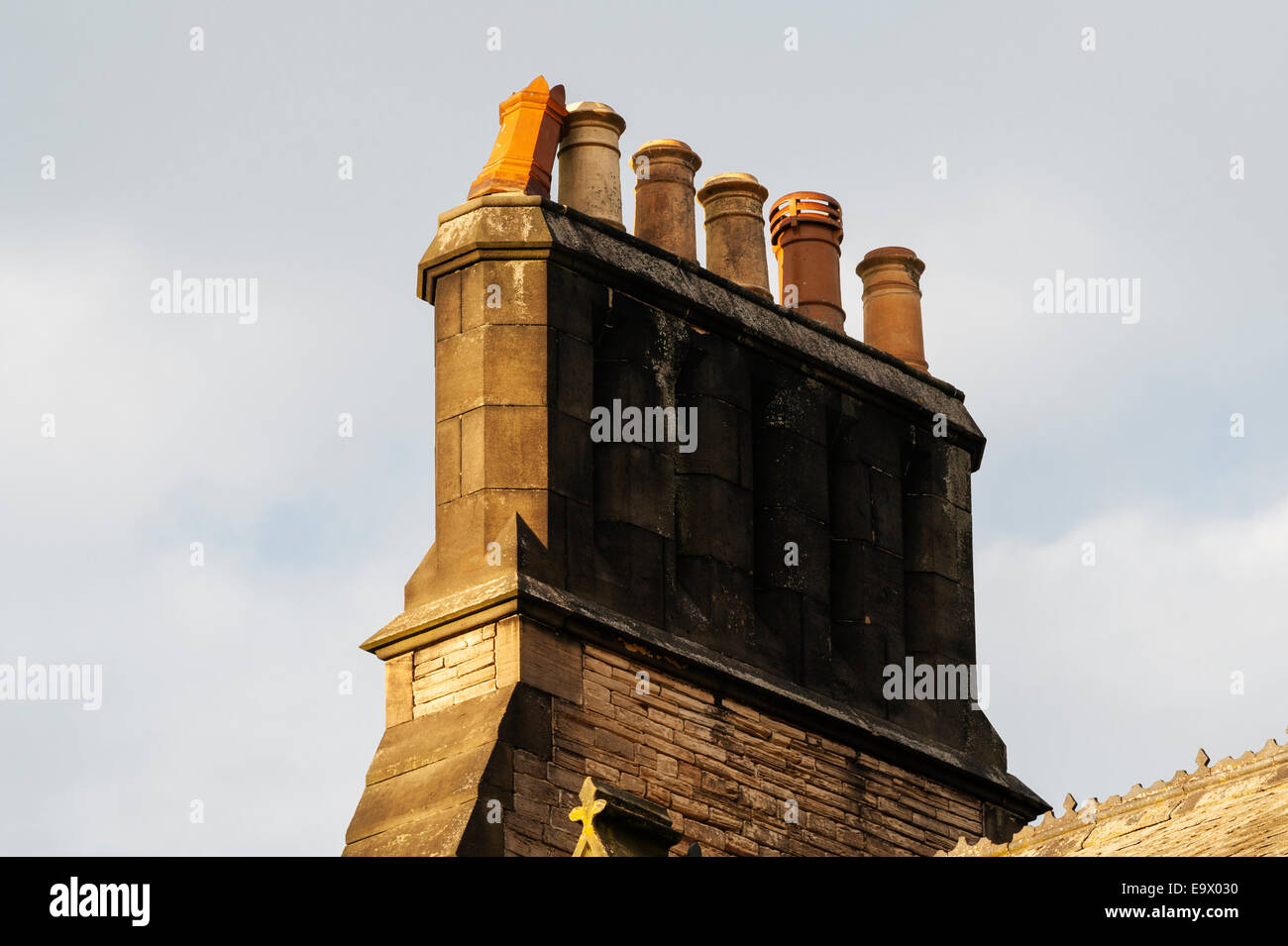 Un pericolosamente inclinati comignolo su un abbandonato edificio vittoriano, REGNO UNITO Foto Stock
