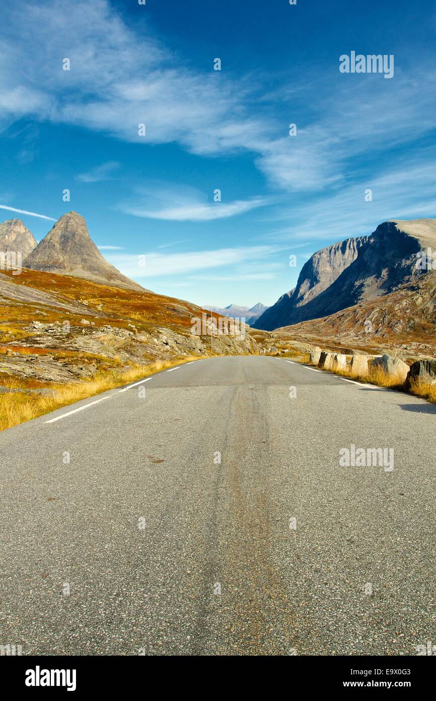 Bella strada panoramica in norvegese troll montagne Foto Stock