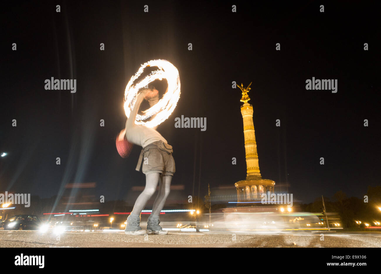 Fire dancer Malela dalla Spagna mostra le sue abilità come si esibisce davanti a vetture in attesa su una strada vicino alla colonna della vittoria di Berlino (Germania), 28 ottobre 2014. Foto: Kay Nietfeld/dpa Foto Stock