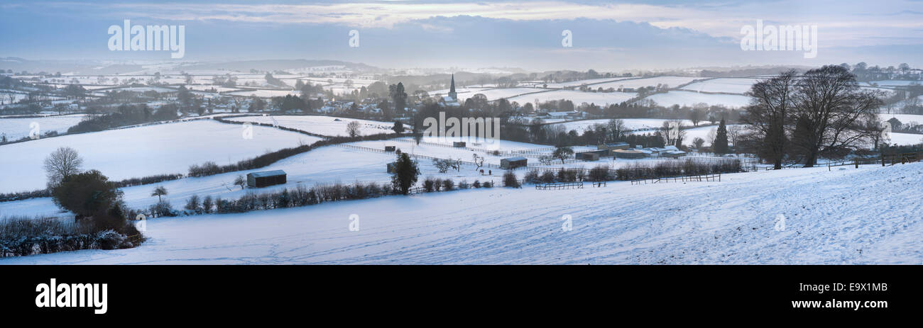 Il villaggio di a Trellech e la campagna circostante coperta da un manto di neve, Monmouthshire, Galles del Sud. Foto Stock