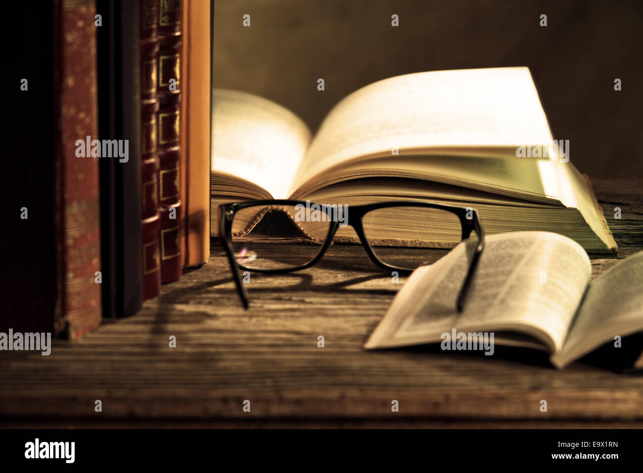 Gli occhiali da lettura con bokks sul tavolo Foto Stock