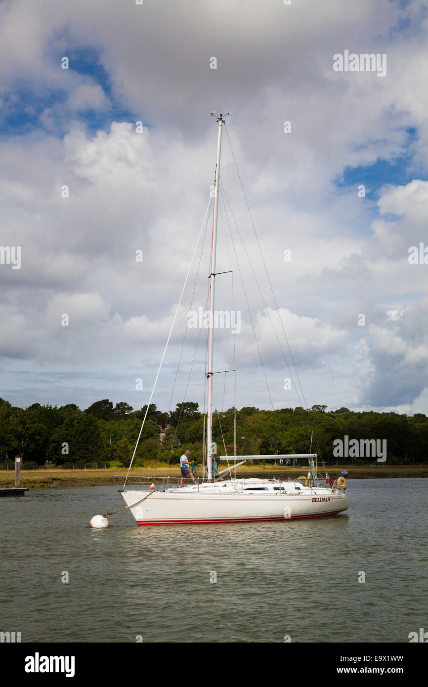 Yacht ormeggiato sul fiume Foto Stock