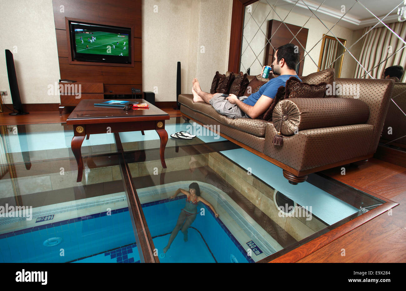 Coppia giovane in una villa con piscina coperta,Gueral Premier Resorts di Tekirova, Antalya, Turchia Foto Stock