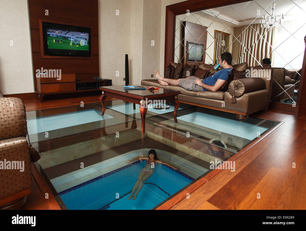Coppia giovane in una villa con piscina coperta,Gueral Premier Resorts di Tekirova, Antalya, Turchia Foto Stock