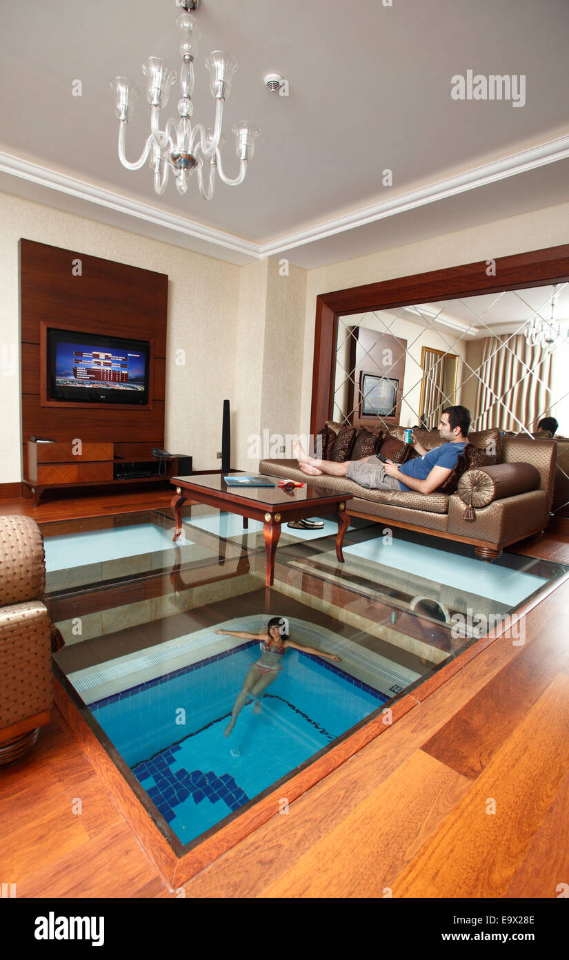 Coppia giovane in una villa con piscina coperta,Gueral Premier Resorts di Tekirova, Antalya, Turchia Foto Stock