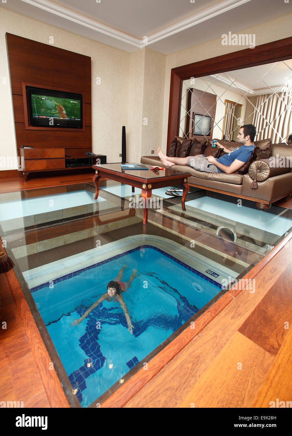 Coppia giovane in una villa con piscina coperta,Gueral Premier Resorts di Tekirova, Antalya, Turchia Foto Stock