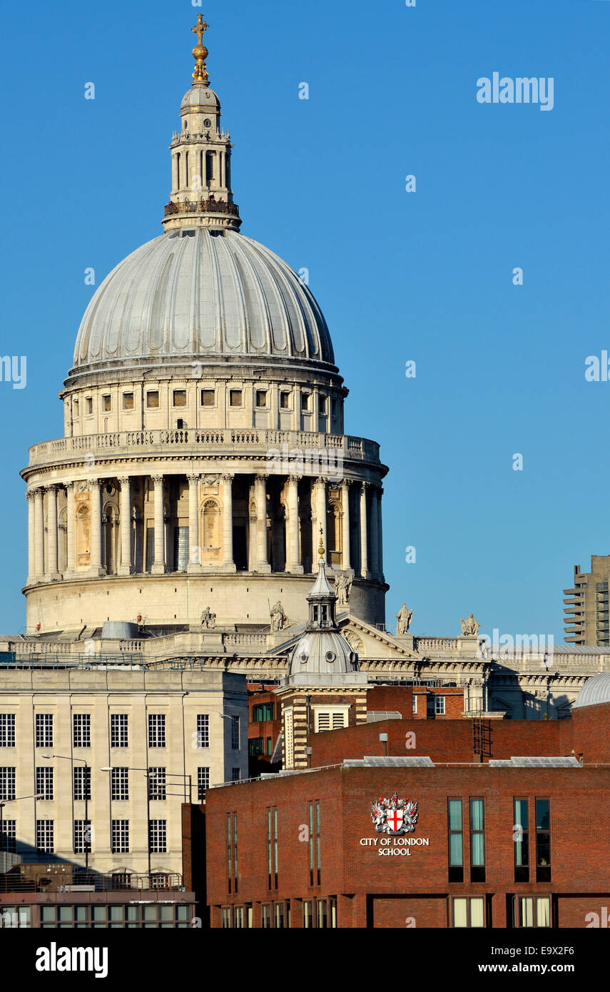 Londra, Inghilterra, Regno Unito. La Cattedrale di St Paul e dietro la City of London School Foto Stock