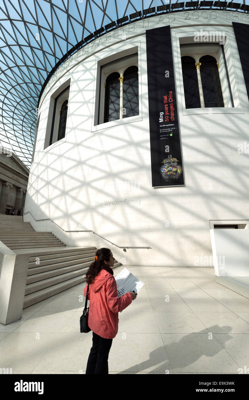 Utente che utilizza un cercatore di direzione, il British Museum interno, London, England, Regno Unito Foto Stock