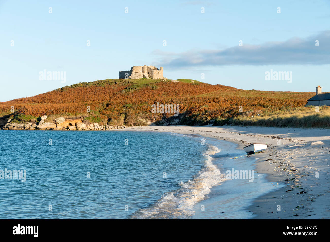 Tresco Green Porth Beach piccola barca bianca e il vecchio fortino, isole Scilly, Inghilterra. Foto Stock